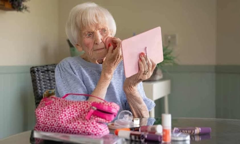 Joan Partridge, 103-letnia pensjonariuszka domu spokojnej starości w Anglii, niespodziewanie zdobyła popularność w sieci dzięki swojej miłości do makijażu. 