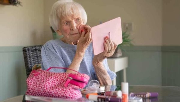 Joan Partridge, 103-letnia pensjonariuszka domu spokojnej starości w Anglii, niespodziewanie zdobyła popularność w sieci dzięki swojej miłości do makijażu. 
